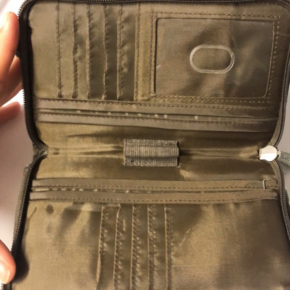 Thirty-one Wallet - FREE W/PURCHASE - Picture 7 of 8